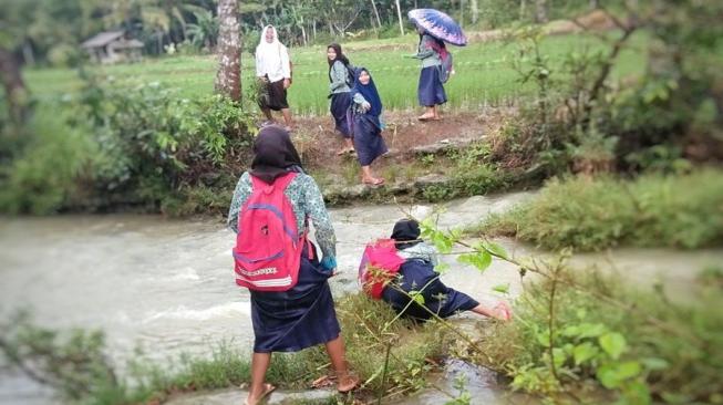 Tiap Hari, Pelajar di Pandeglang Bertaruh Nyawa Demi ke Sekolah