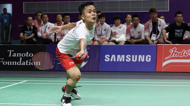 Pebulutangkis tunggal putra Indonesia, Anthony Sinisuka Ginting, saat menhadapi wakil Cina, Shi Yuqi, dalam final bulutangkis beregu putra Asian Games 2018 di Istora Senayan, Jakarta, Rabu (22/8). [Humas PBSI]