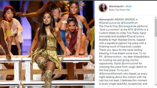 Ariana Grande memakai busana rancangan desainer Indonesia, Diana Putri. 