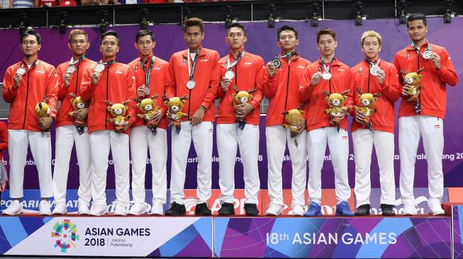 Tim bulutangkis Indonesia meraih medali perak di nomor beregu putra Asian Games 2018. Anthony Sinisuka Ginting dkk kalah 1-3 dari Cina di Istora Senayan, Jakarta, Rabu (22/8). [Humas PBSI]