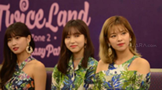 Personel girlband TWICE saat menggelar jumpa pers sebelum konser di Garuda Room ICE, BSD City, Tangerang Selatan Jumat (24/8/2018). [suara.com/Sumarni]