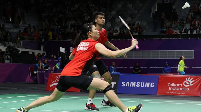 Pasangan ganda campuran Indonesia, Ricky Karanda Suwardi/Debby Susanto, terhenti di 16 Besar Asian Games 2018. Ricky/Debby kalah dari pasangan Thailand, Sapsiree Taerattanachai/Dechapol Puavaranukroh, dengan skor 22-20, 18-21 dan 13-21 di Istora Senayan, Jakarta, Jumat (24/8). [Humas PBSI]