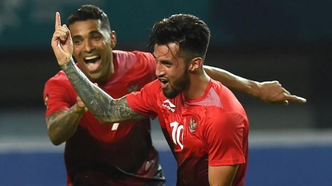 Gelandang serang andalan Timnas Indonesia U-23, Stefano Lilipaly (kanan) merayakan gol bersama penyerang veteran Alberto Goncalves. [Arief Bagus / AFP]