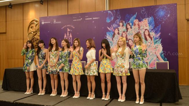 Personel girlband TWICE saat menggelar jumpa pers sebelum konser di Garuda Room ICE, BSD City, Tangerang Selatan Jumat (24/8/2018). [suara.com/Sumarni]