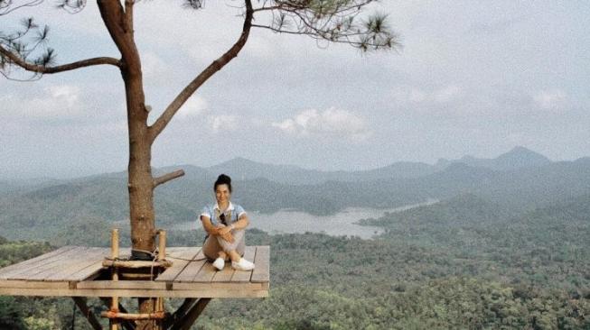 Dellie Threesyadinda atlet panahan yang hobi traveling. (Instagram/@delliedinda)