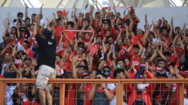 Pendukung tim sepak bola Indonesia saat babak 16 besar pada Asian Games 2018 di Stadion Wibawa Mukti, Cikarang, Jawa Barat, Jumat (24/8). ANTARA FOTO/INASGOC/Djuli Pamungkas