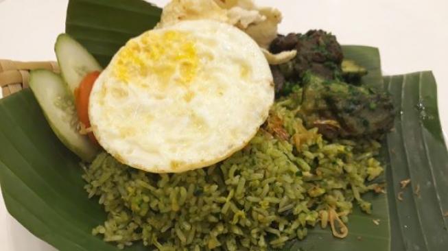 Sajian Nasi Goreng Bakar Iga Cabe Ijodi Kedai Chop Buntut Cak Yo (Suara.com/Risna)