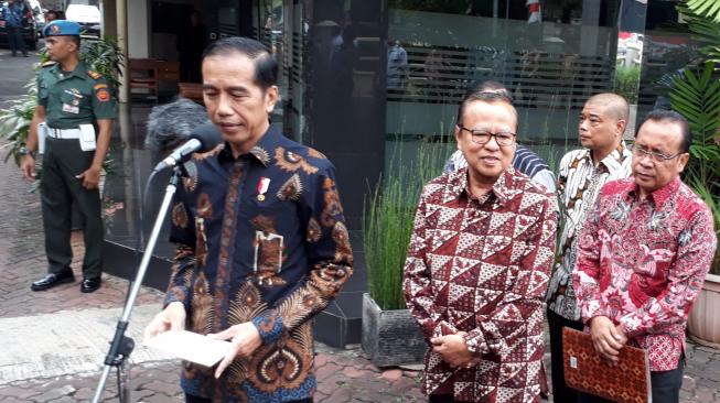 Jokowi Tertawa Ditanya Datang Sebagai Presiden atau Capres ke KWI