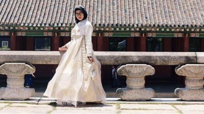 Hanbok with hijab (instagram/@defiarosmaniar)