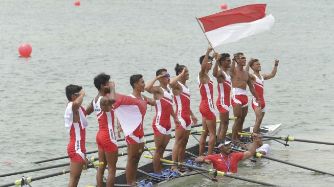 Selebrasi Tim Dayung Indonesia usai meraih medali emas pada final kelas ringan delapan putra Asian Games 2018 di Venue Rowing Jakabaring Sport City, Palembang, Sumatera Selatan, Jumat (24/8). [Antara/INASGOC/Nova Wahyudi]