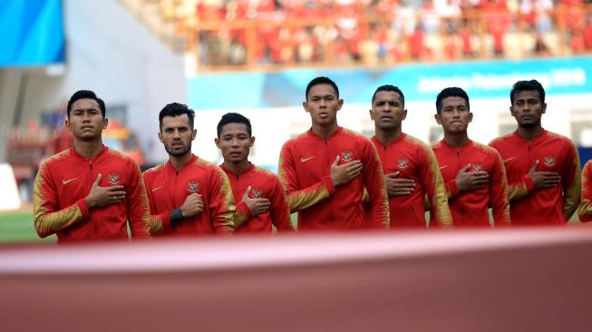 Tim sepak Bola Indonesia menyanyikan lagu kebangsaan sebelum bertanding melawan tim sepak bola Uni Emirat Arab pada babak 16 besar pada Asian Games 2018 di Stadion Wibawa Mukti, Cikarang, Jawa Barat, Jumat (24/8). ANTARA FOTO/INASGOC/Djuli Pamungkas