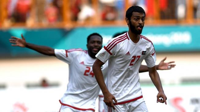 Pesepak bola Uni Emirat Arab Zayed Alameri (depan) sukses mengeksekusi tendangan pinalti ke gawang tim sepak bola Indonesia saat pertandingan Babak16 besar Asian Games ke 18 di Stadion Wibawa Mukti, Cikarang, Jawa Barat, Jum'at (24/8). ANTARA FOTO/INASGOC/Arif Nugroho