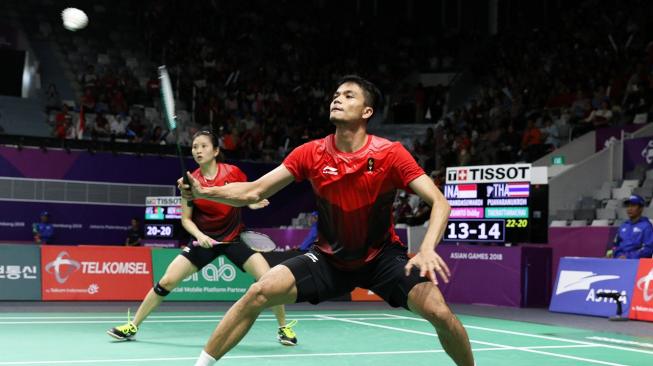 Pasangan ganda campuran Indonesia, Ricky Karanda Suwardi/Debby Susanto, terhenti di 16 Besar Asian Games 2018. Ricky/Debby kalah dari pasangan Thailand, Sapsiree Taerattanachai/Dechapol Puavaranukroh, dengan skor 22-20, 18-21 dan 13-21 di Istora Senayan, Jakarta, Jumat (24/8). [Humas PBSI]