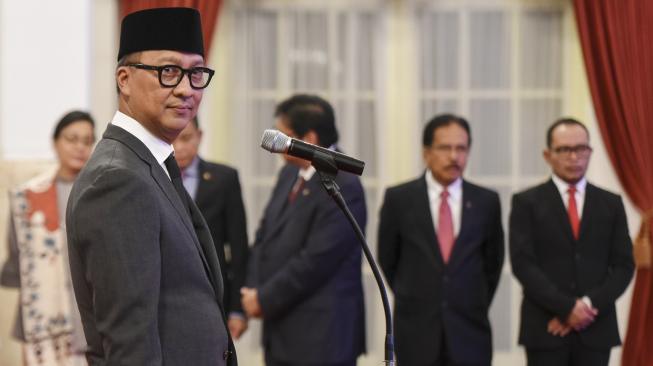  Agus Gumiwang dilantik sebagai Menteri Sosial karena Idrus Marham mengundurkan diri seusai menerima surat penyidikan dari KPK terkait kasus suap proyek PLTU Riau-1. ANTARA FOTO/Hafidz Mubarak
