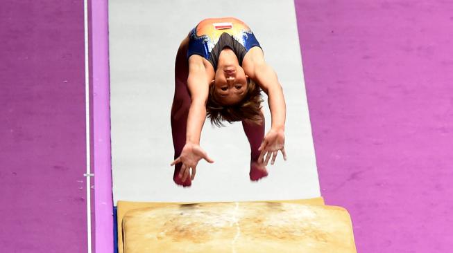 Pesenam Indonesia Rifda Irfanaluthfi melakukan lompatan dalam final senam Artistik nomor perorangan per alat putri Asian Games 2018 di Jakarta International Expo (JIEXPO) Kemayoran, Jakarta, Kamis (23/8). ANTARA FOTO/INASGOC/Rakhmawaty La'lang