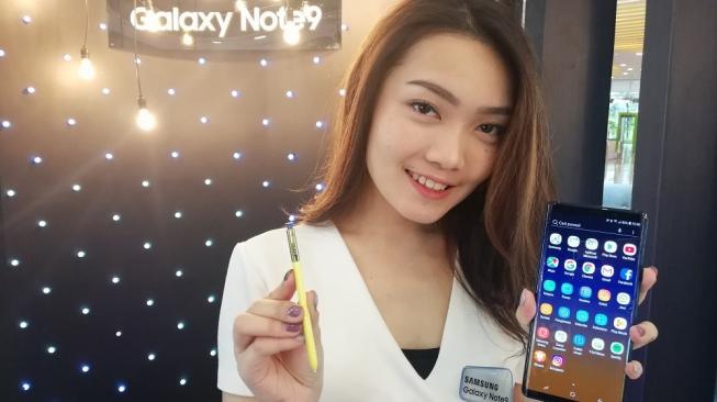 Seorang pramuniaga sedang memamerkan Samsung Galaxy Note 9 di Jakarta, Jumat. [Suara.com/Aditya Gema Pratomo]