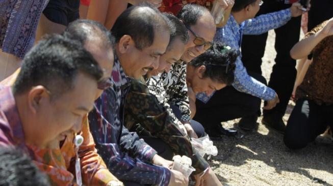 Pelepasan anak-anak penyu alias tukik dalam Sanur Village Festival 2018, di Pantai Sanur, Bali, Kamis (23/8/2018). (Dok: Kemenpar)