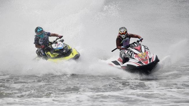 Atlet Jetski Indonesia Aero Sutan Aswar (kanan) beradu kecepatan dengan pemain jetski Korea Selatan Lee Daesoo pada nomor pertandingan Runabout Limited ajang lomba Jetski pada Asian Games 2018 di Jet-Ski Indonesia Academy, Ancol, Jakarta, Kamis (23/8). ANTARA FOTO/INASGOC/ANDRY BEY