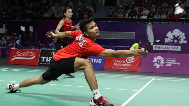 Pasangan ganda campuran Indonesia, Ricky Karanda Suwardi/Debby Susanto, terhenti di 16 Besar Asian Games 2018. Ricky/Debby kalah dari pasangan Thailand, Sapsiree Taerattanachai/Dechapol Puavaranukroh, dengan skor 22-20, 18-21 dan 13-21 di Istora Senayan, Jakarta, Jumat (24/8). [Humas PBSI]