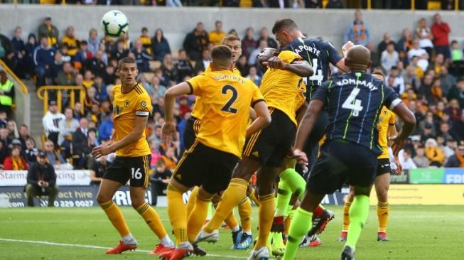 Bek Man City Aymeric Laporte menjebol gawang Wolverhampton dalam pertandingan yang berlangsung di Molineux Stadium, Sabtu (25/8/2018) [AFP]