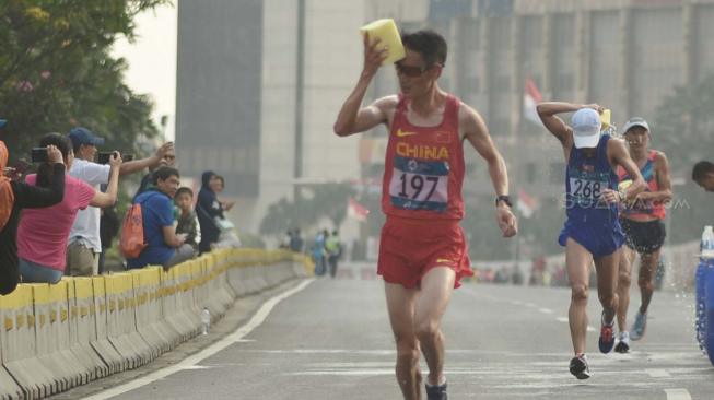 Para pelari saat tampil pada nomor marathon putra Asian Games 2018 di jalan Jendral Sudirman Jakarta, Sabtu (25/8). [Suara.com/Muhaimin A Untung]