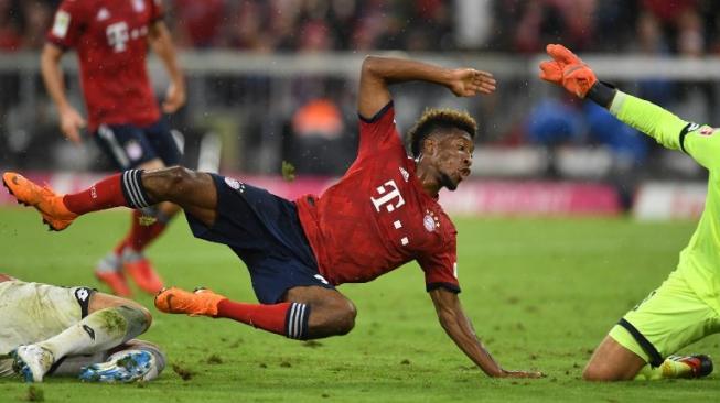 Pemain Bayern Munich Kingsley Coman mengalami cedera setelah mendapat tekel keras dari pemain Hoffenheim di laga pembuka pada Sabtu (25/8/2018) [AFP]