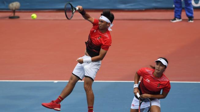 Petenis ganda campuran Indonesia, Christopher Rungkat/Aldila Sutjiadi, meraih medali emas di Asian Games 2018. [Antara/INASGOC/Wahyu Putro A]