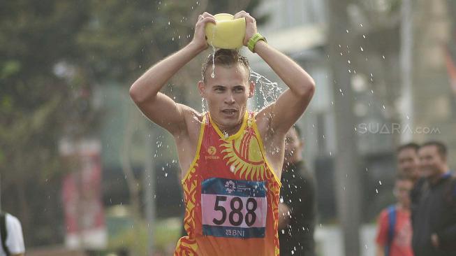 Para pelari saat tampil pada nomor marathon putra Asian Games 2018 di jalan Jendral Sudirman Jakarta, Sabtu (25/8). [Suara.com/Muhaimin A Untung]