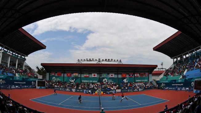 Suasana pertandingan antara ganda campuran Indonesia Aldila Sutjiadi dan Christopher Rungkat melawan petenis Thailand Luksika Kumkhum dan Sonchat Ratiwatana pada final tenis ganda campuran Asian Games 2018 di Jakabaring Sport City, Palembang, Sumatera Selatan, Sabtu (25/8). ANTARA FOTO/INASGOC/Wahyu Putro A