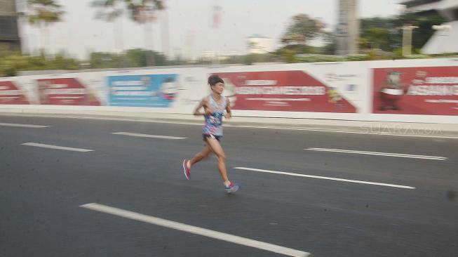 Para pelari saat tampil pada nomor marathon putra Asian Games 2018 di jalan Jendral Sudirman Jakarta, Sabtu (25/8). [Suara.com/Muhaimin A Untung]