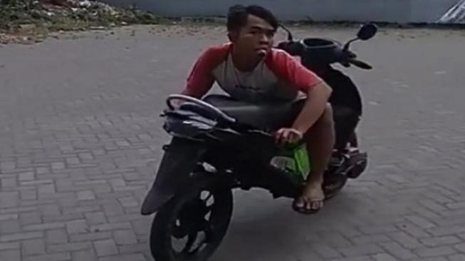 Video Viral Pemuda Naik Sepeda Motor Terbalik