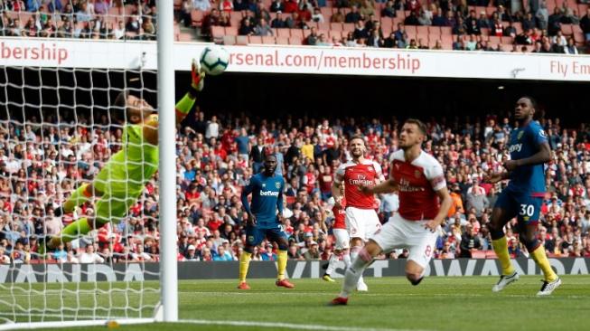 Pemain Arsenal Shkodran Mustafi gagal menjebol gawang West Ham United yang dikawal Lukasz Fabianski dalam pertandingan yang berlangsung di Emirates Stadium, Sabtu (25/8/2018) [AFP]