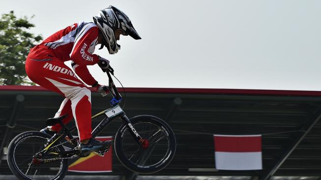 Atlet Sepeda BMX Putra Indonesia I Gusti Bagus Saputra memacu sepedanya saat babak kualisifikasi Asian Games ke-18 Tahun 2018 di Pulo Mas International BMX Center, Jakarta, Sabtu (25/8). ANTARA FOTO/INASGOC/Jefri Tarigan