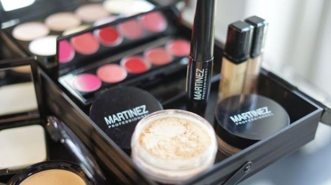 Merk make up Martinez Professionnel yang berfokus pada kesehatan kulit. 