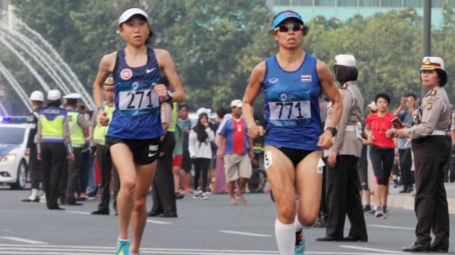 Pelari putri Bahrain, Chelimo Rosa, merebut medali emas nomor Lomba Lari Marathon (42,195 kilometer) pada Asian Games 2018 di Jakarta.[Suara.com/Oke Dwi Atmja]