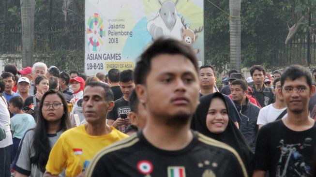 Meski tidak ada  Car Free Day (CFD) warga Jakarta tetap datang untuk menyaksikan lari marathon dan terlihat begitu antusias meskipun mereka hanya menyaksikan dari bahu jalan. [Suara.com/Oke Dwi Atmaja]
