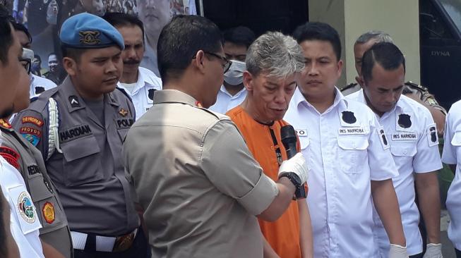 Fariz RM dikenalkan polisi dalam gelar perkara kasus narkoba di Polres Jakarta Utara, Minggu (26/8/2018). (Ismail/Suara.com)