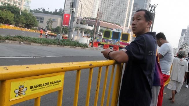 Meski tidak ada  Car Free Day (CFD) warga Jakarta tetap datang untuk menyaksikan lari marathon dan terlihat begitu antusias meskipun mereka hanya menyaksikan dari bahu jalan. [Suara.com/Oke Dwi Atmaja]
