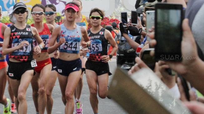 Pelari putri Bahrain, Chelimo Rosa, merebut medali emas nomor Lomba Lari Marathon (42,195 kilometer) pada Asian Games 2018 di Jakarta.[Suara.com/Oke Dwi Atmja]