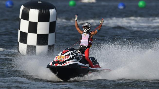 Pejetski Indonesia Aqsa Sutan Aswar (5) menjuarai laga final kelas Endurance Runabout Open Final Asian Games 2018 di Jetski Indonesia Academy, Ancol, Jakarta, Minggu (26/8). ANTARA FOTO/INASGOC/Bram Selo Agung/