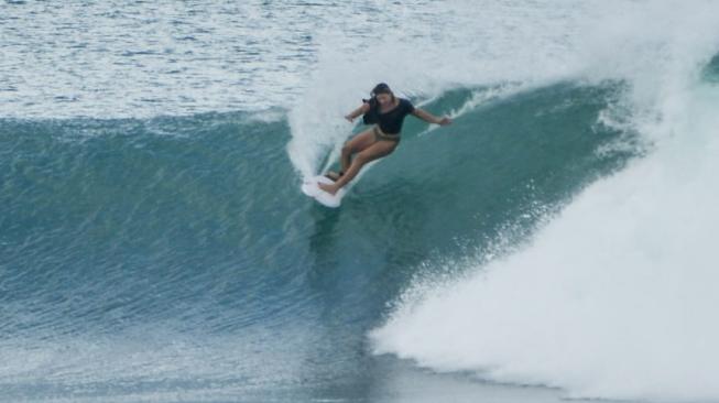 Aksi para surfer di Nias Pro 2018. (Dok: Kemenpar)