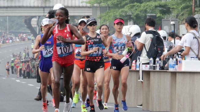 Pelari putri Bahrain, Chelimo Rosa, merebut medali emas nomor Lomba Lari Marathon (42,195 kilometer) pada Asian Games 2018 di Jakarta.[Suara.com/Oke Dwi Atmja]