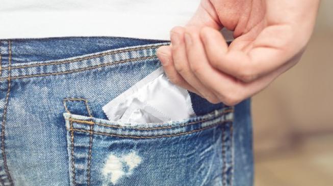 Menyimpan kondom di saku celana ternyata buruk dampaknya. (Shutterstock)