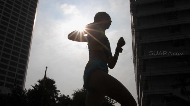 Pelari putri Bahrain, Chelimo Rosa, merebut medali emas nomor Lomba Lari Marathon (42,195 kilometer) pada Asian Games 2018 di Jakarta.[Suara.com/Oke Dwi Atmja]