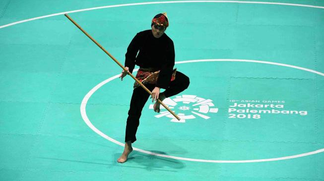 Pesilat Indonesia Puspa Arumsari tampil pada final tunggal putri pencak silat seni Asian Games 2018 di Padepokan Pencak Silat Taman Mini Indonesia Indah (TMII), Jakarta, Senin (27/8). ANTARA FOTO/INASGOC/Melvinas Priananda