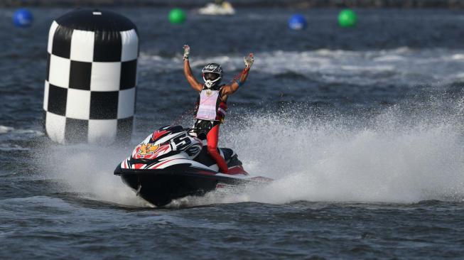 Pejetski Indonesia Aqsa Sutan Aswar (5) menjuarai laga final kelas Endurance Runabout Open Final Asian Games 2018 di Jetski Indonesia Academy, Ancol, Jakarta, Minggu (26/8). ANTARA FOTO/INASGOC/Bram Selo Agung