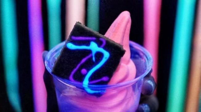 Punya Es Krim yang Menyala Dalam Gelap, Kafe di Jakarta Ini Viral