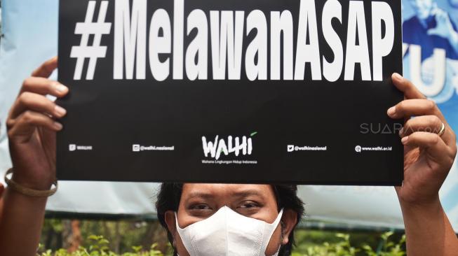 Sejumlah aktivis Wahana Lingkungan Hidup Indonesia (WALHI) memakai masker saat aksi protes pembakaran hutan di depan Kantor Kementerian Lingkungan Hidup dan Kehutanan (KLHK), Jakarta, Senin (27/8). [Suara.com/Muhaimin A Untung]