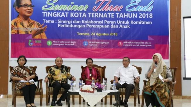 Menteri PPPA, Yohana Susana Yembise, dalam dialog bersama peserta seminar Three Ends, yang bertema "Sinergi dan Kolaborasi Peran untuk Komitmen Perlindungan Perempuan dan Anak", di Kota Ternate, Provinsi Maluku Utara. (Dok: KemenPPPA)