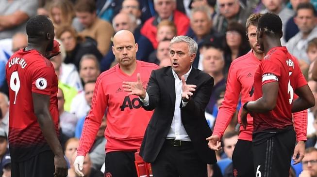 Manajer Manchester United Jose Mourinho memberikan arahan kepada pemain saat timnya menghadapi Brighton & Hove Albion di American Express Community Stadium pada 19 Agustus [AFP]